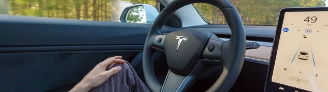 Tesla svolá přes dva miliony vozů