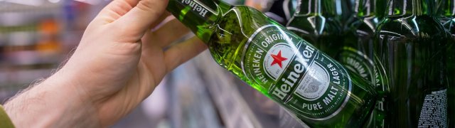 Nizozemskému pivovaru Heineken loni klesl provozní zisk