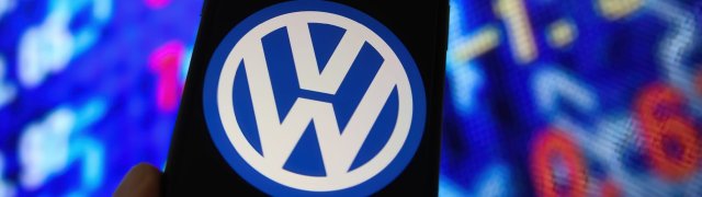 Akcie Volkswagenu se propadly níže než během aféry Dieselgate či covidu