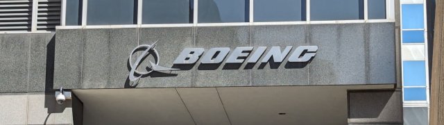 Boeing kvůli stávce hledá úspory, zastavil nábor a zvažuje dočasné propouštění