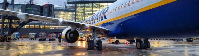 Ryanairu překvapivě klesl čtvrtletní zisk o 46 procent